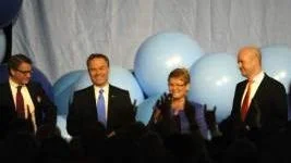 Göran Hägglund (KD), Jan Björklund (FP) och Maud Olofsson (C) drar på mungiporna. Men den stora vinnaren i alliansen är Fredrik Reinfeldt (M). De borgerliga småpartierna blir ännu mindre.