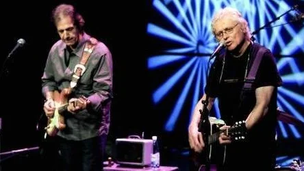 Grånade gubbars charm. 70-årige Chip Taylor, till höger, med vapendragaren John Platania på gitarr trollband publiken på Kulturens hus i Luleå under måndagen.