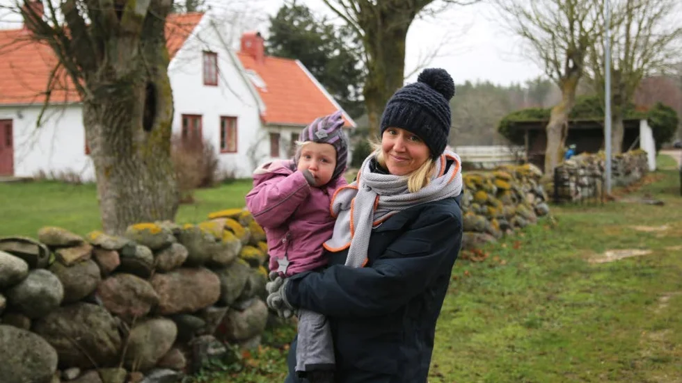 Hemma på släktgården i Rone samlar Maria Petersen, här tillsammans       med dottern Selma, energi inför en diger tävlingssäsong 2019.