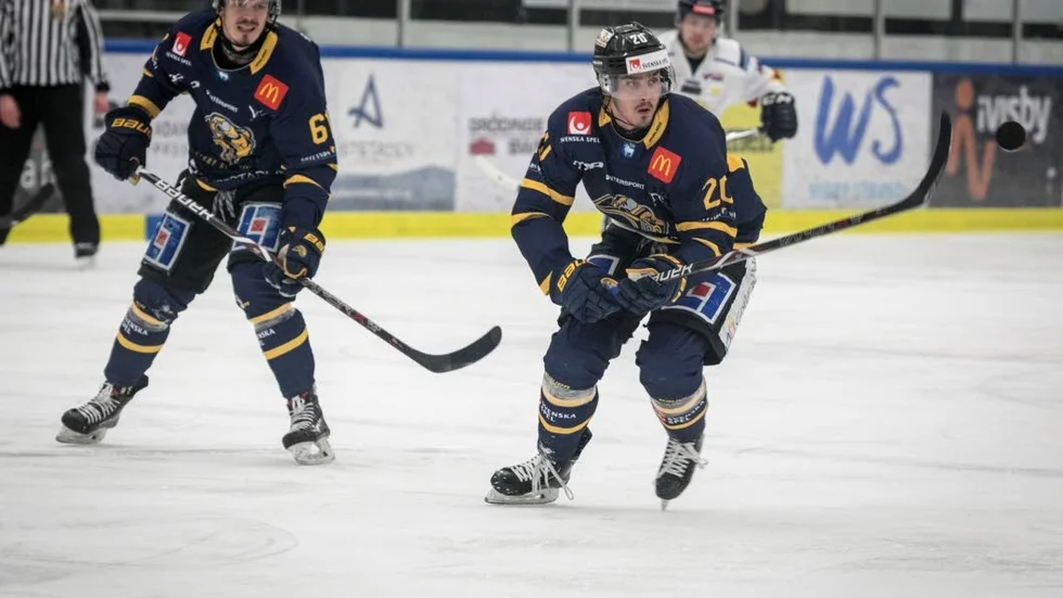 Mikael Adamsson (till höger) och Christian Olsson gjorde varsitt mål i Visby Romas 3–1-seger.