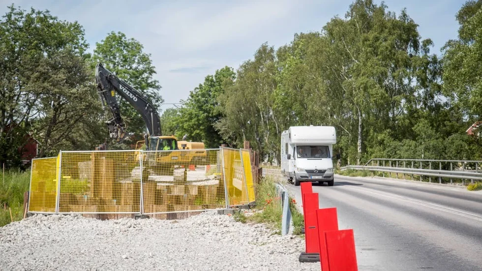 I juli pausar entreprenören arbetet då trafiken ökar så mycket under semestern.