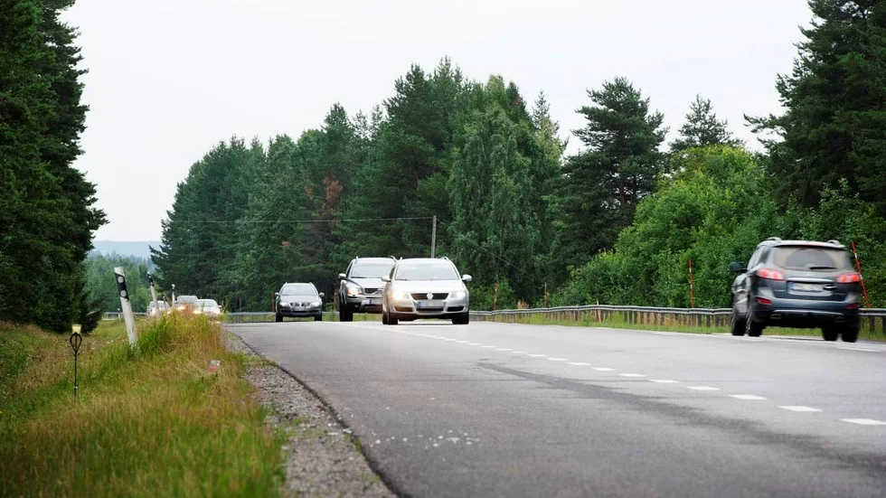 Dags för mitträcke. Riksväg 97 på sträckan Södra Sunderbyn-Sävast ska förses med mitträcke. Projektet som beräknas kosta 310 miljoner slukar stora delar av länets pott under de kommande tolv åren.