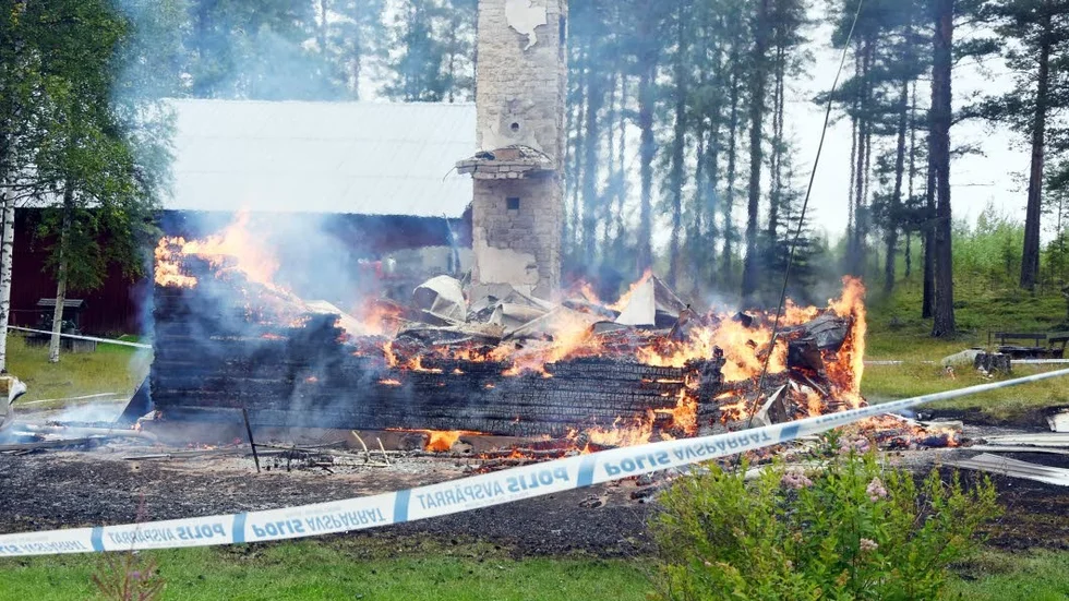 I lågor. Mannen i 50-årsåldern avled av skadorna han ådrog sig i villbranden.