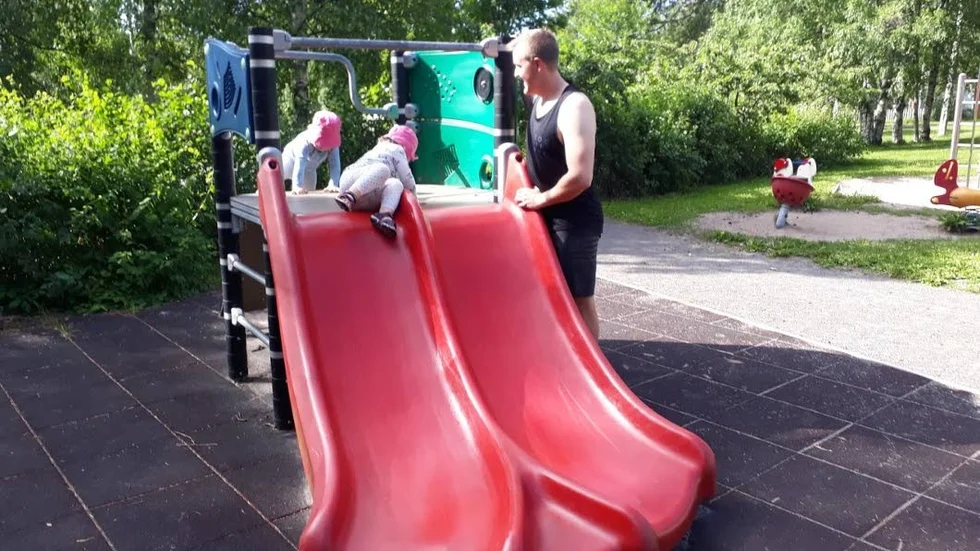 Intill lekparken. Vid lekparken Cedern finns fingerborgsblomman. Joakim Matsson blir förvånad när han får höra att tvillingdöttrarna Ida och Elin leker nära giftiga växter.