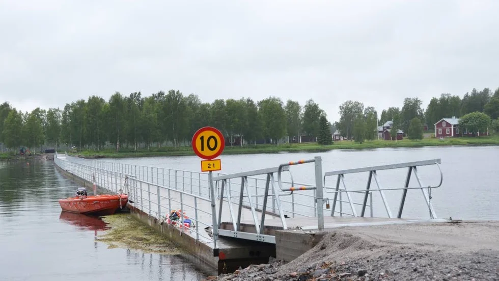 PONTONBRON TILL VASSHOLMEN. "Det har funnits broar där innan vi hade färjetrafik till Vassholmen, och vi visste inte att det behövdes tillstånd för att lägga ut en bro där det har funnits flera broar tidigare" säger Karl-Göran Lindbäck.
