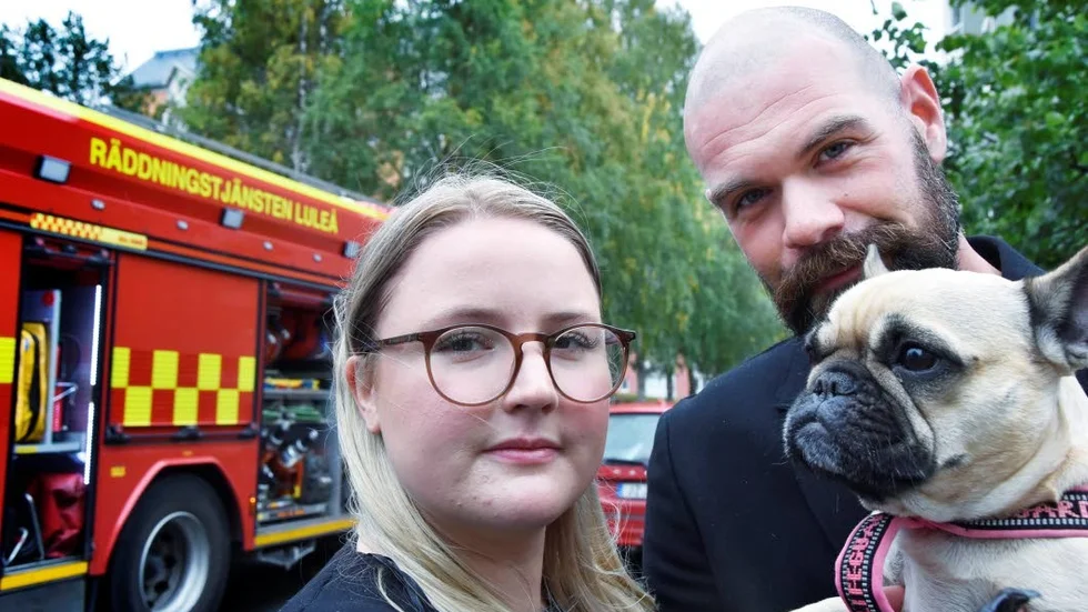 Undsatt. Frida Ronander och Per-Arne Petersson, bor i trappuppgången som eldhärjades, tog sig hem i förtid för att undsätta hunden Signe från kaosets Malmudden.