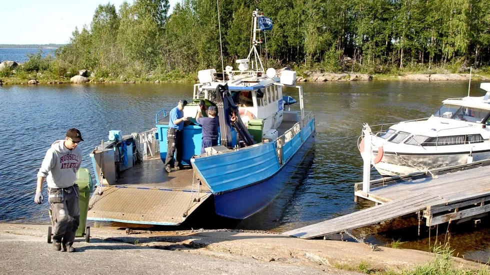 Besättningen ombord på M/S Labyrint var på torsdagen på plats och städade undan den gamla bryggan och iordningsställde den nya.