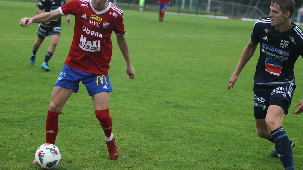 Renato Rako, här en bild från en tidigare säsong med Borens IK, gjorde ett snyggt mål i division 3-premiären mot Torstorp på Grosvad i Finspång. Boren gjorde en bra premiär.