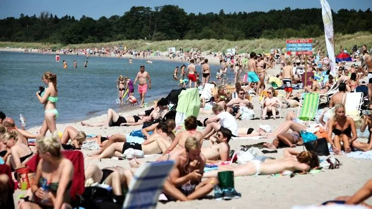 . 
© Dennis Pettersson/helagotland.se                                          Tel    073-1814627    
    



Tofta strand, bada, simma, sola, badtemperatur.