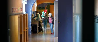 Elever håller fast vid hotade skolor