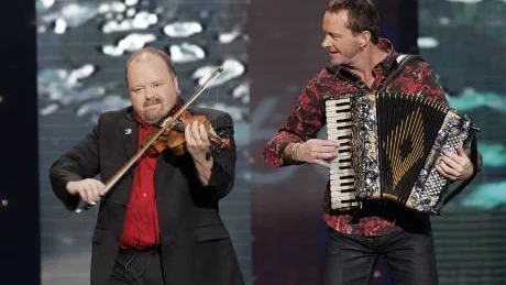 PÅ TURNÉ. Radarparet Kalle Moraeus och Bengan Jansson som förutom all musik på fiol och dragspel även upprätthåller den svenska revytraditionen.foto: jonas ekströmer/scanpix