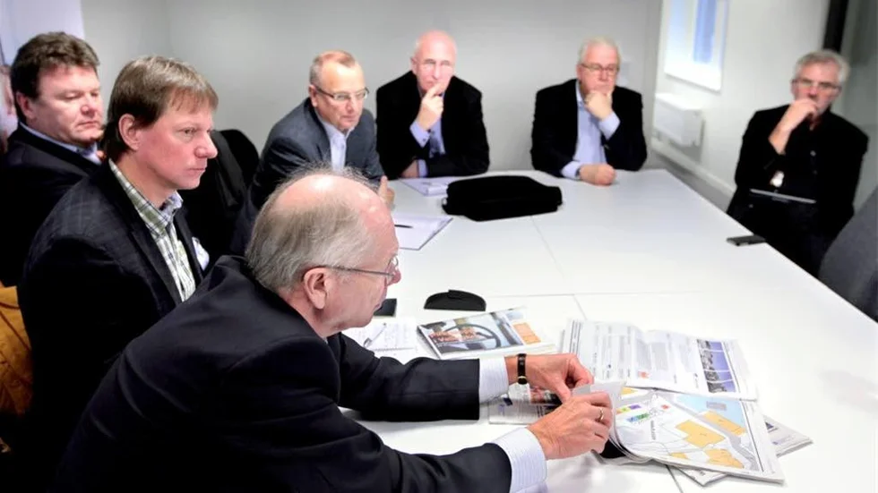 Diskussion. De diskuterar kring Arendalsveckan och Almedalen.