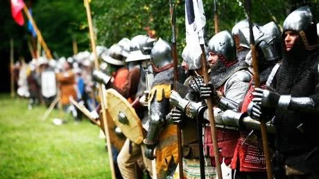 Final. Tornerspelen avslutar med en grand finale under lördagen i skenet av eld och med underhållning av gycklare.