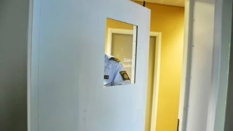 Kvinnan försökte bita arrestvakten när han skulle föra in henne i en cell vid polishuset i Enköping.