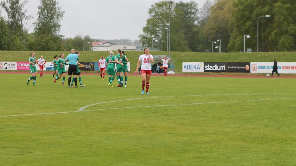 Fyra gånger under matchen mot Karlberg fick tjejerna i IK Tun jubla. Seger och tre viktiga poäng blev facit i regnet på Rosvalla.