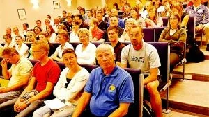 Uppladdning. Närmare 60 av de 177 som i sommar skall representera Gotland vid Island Games på Rhodos samlades i går i sjukhusets aula.
