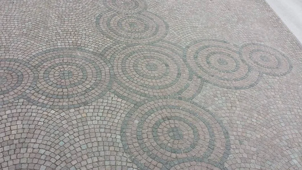 Så här såg stensättningen ut innan den togs bort.