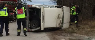 Bil hamnade på taket – en skadad