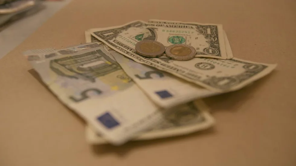 Valuta. Att ta emot både euro och dollar är självklart för många butiker.