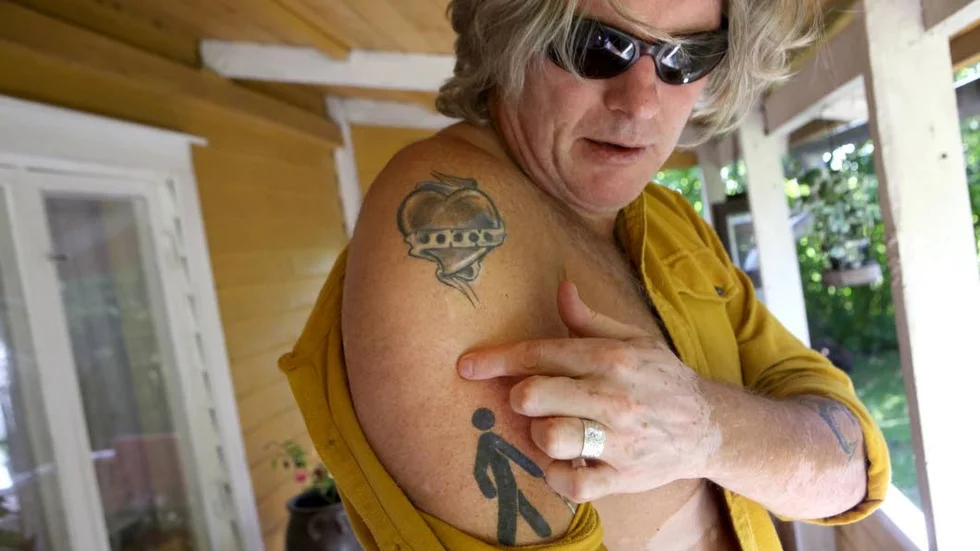 Johan har flera tatueringar med blindtema, bland annat en Herr Gårman.