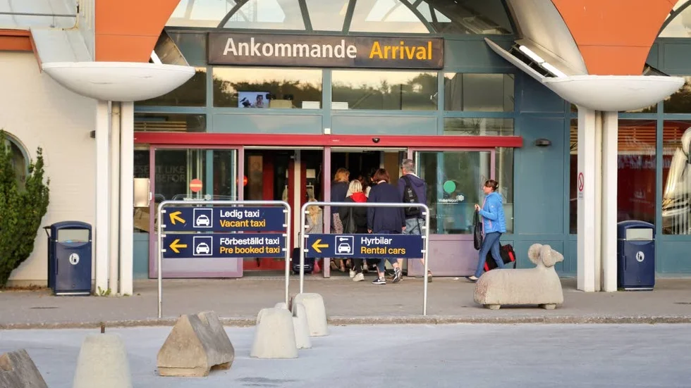 Efter drygt en timme fick de kvarvarande passagerarna åter gå in i terminalbyggnaden.