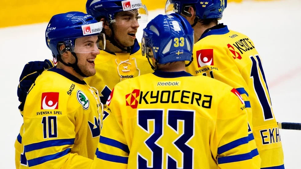 SENASTE VM:ET. Våren 2012 spelade sig Johan Larsson (t.v.) in i Tre Kronors VM-trupp. Här efter sitt mål mot USA i träningslandskampen dagarna innan.