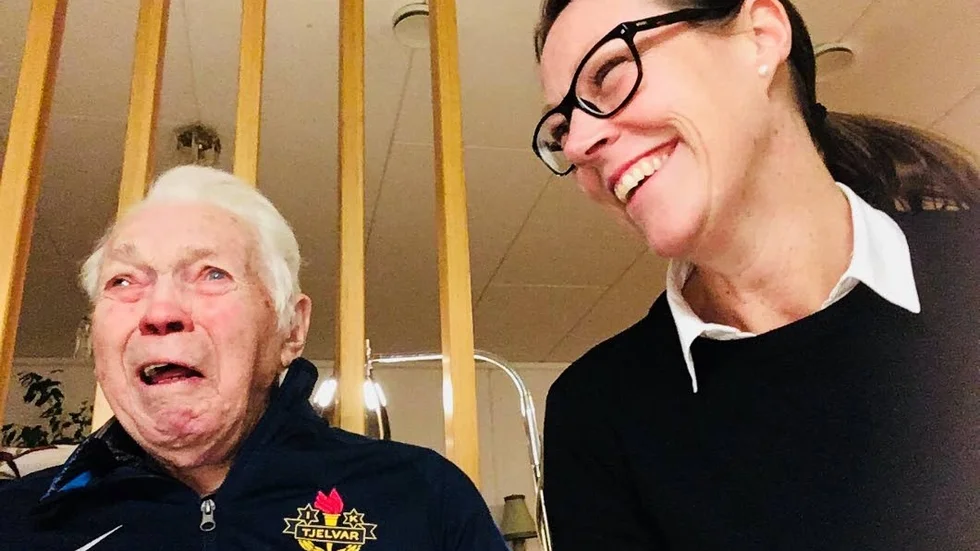 Malin Nordesjö är IK Tjelvars ordförande och var med vid överlämnadet av tröjorna, som gjorde Einar mycket glad.