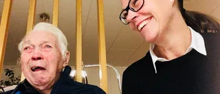 100-årige Einar överraskades med en klubbtröja