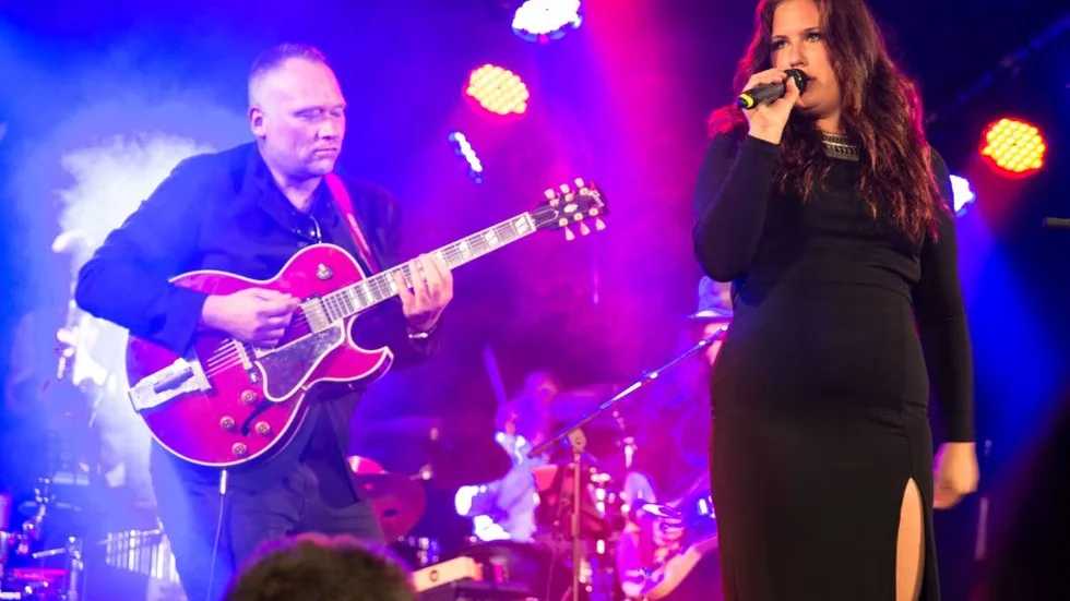 Andreas Pettersson och dottern Molly Pettersson Hammar vid deras uppträdande på Så mycket Burgsvik sommaren 2014. Andreas är en av dem som uppträder på Visby jazzfest.