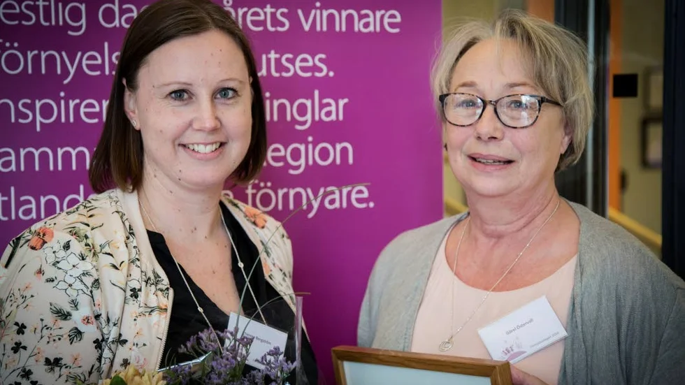 Therese Bergström och Görel Östervall tog emot förstapriset för Ortopedklinikens  räkning.