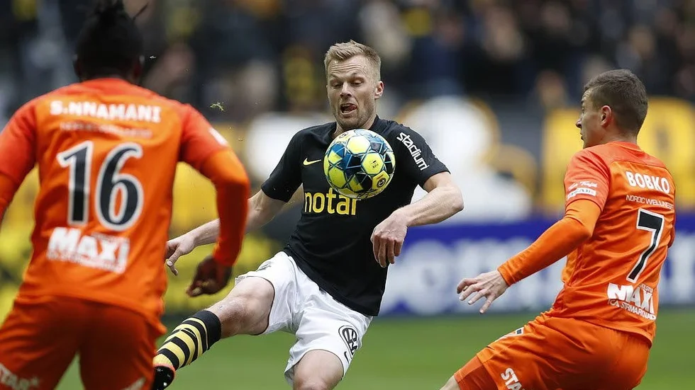 Sebastian Larsson i en match på Tunavallen mot AFC Eskilstuna i Allsvenskan 2019.