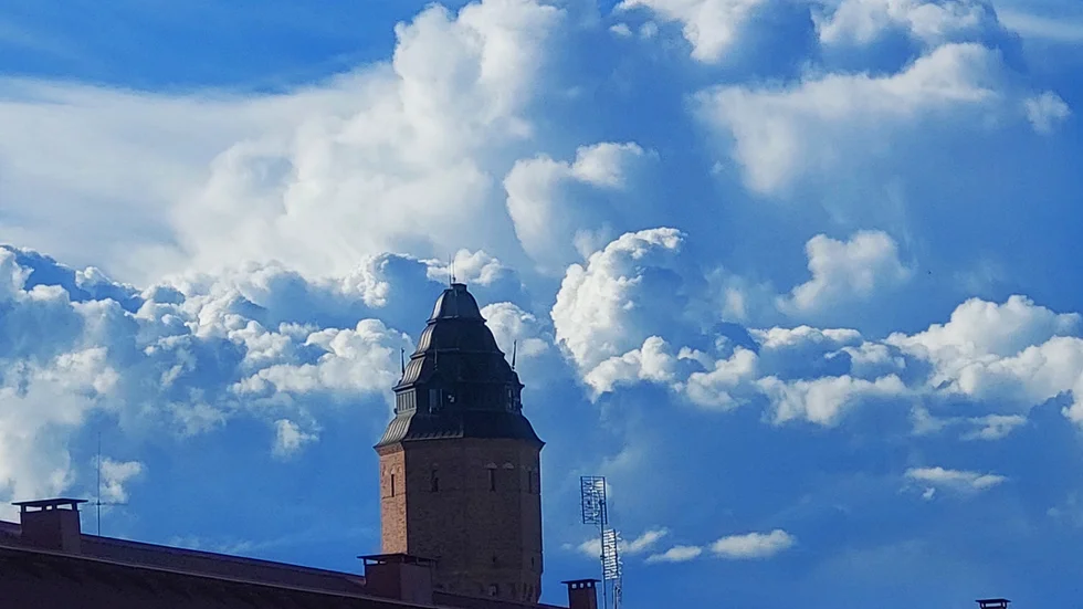 Himmel över vattentornet i Haparanda, fotad av Sune Nilsson.