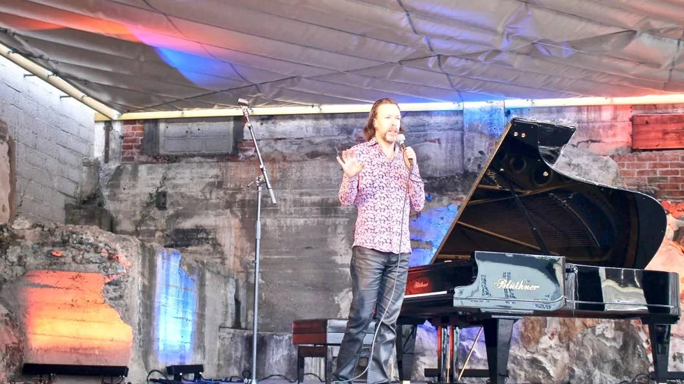 Martin Sturfält är inte bara en virtuos pianist. Han kryddar gärna sina föreställningar med folkbildande och underhållande mellansnack om kompositörerna och deras musik.