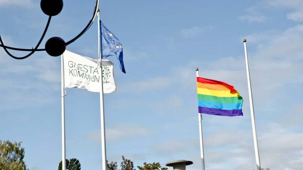 Gnesta kommun meddelade nyligen att man ska hissa prideflaggan utanför kommunhuset en gång i månaden.