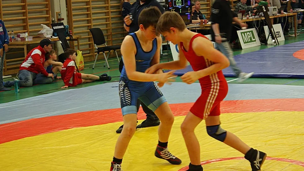 Tuff match. Elias Mikko (blått), Kiruna SK stötte på svårt motstånd i andra omgången när han mötte Thomas Nybakken (rött), Narvik AK.