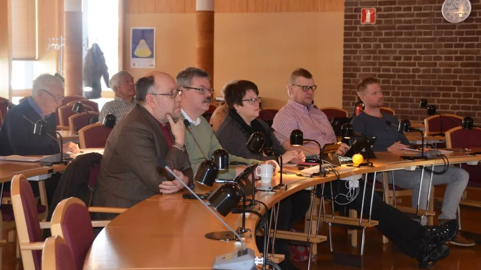 SAMHÄLLSBYGGNADSNÄMNDEN. Politikerna, längst fram från vänster syns Dan Brännmark, Magnus Mörtling, Camilla Engström Degerlund, alla S, samt Thomas Lindbäck (C) och Jimmy Väyrynen (M).