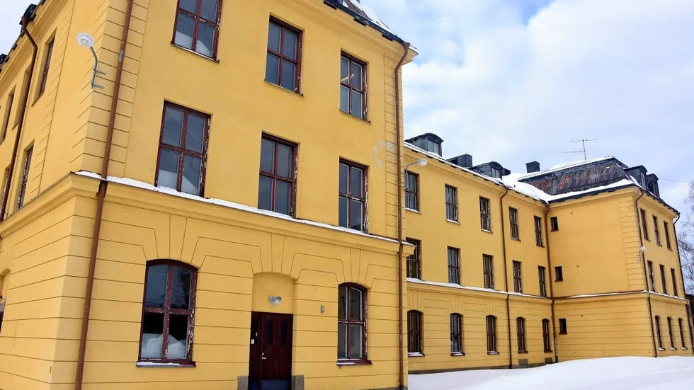 BOSTÄDER. På A8 Älvbrinken AB räknar de på om det bärs sig att bygga om kasernen till små lägenheter.
