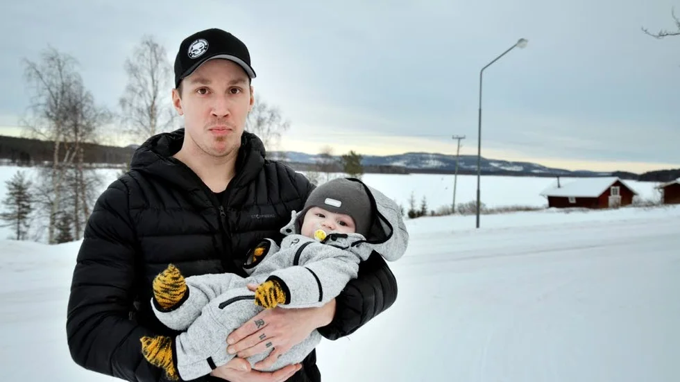 Peter Norberg med sonen Ture i famnen.