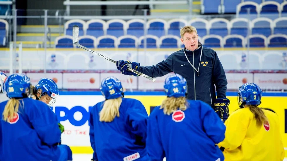 Resonerar. Landslagschefen Olof Östblom anser att det finns viktigare frågor än mästerskapsbonusar för att utveckla damishockeyn.