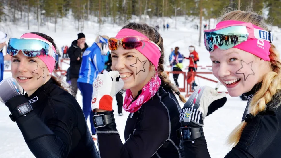 Spexade. Johanna Gustavsson, Matilda Jönsson och Ebba Larsson firade segern genom att spexa framför kamerorna.