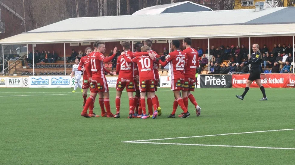 Jublet. PIteå fick jubla när Moses Duckrell satte 1–0, men gästerna kom igen och kvitterade.