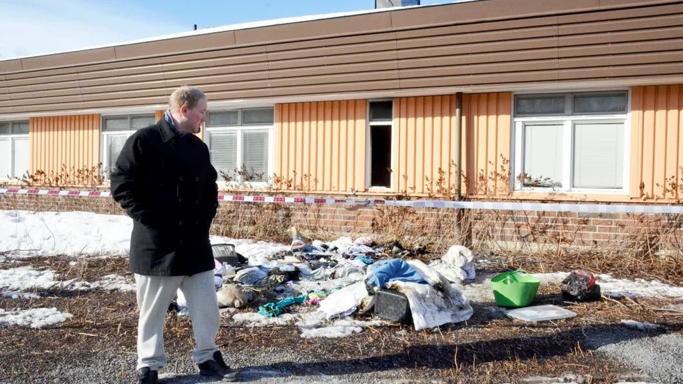 Brandplats. Marcus Johansson, undersköterska är tillbaka för att titta på förödelsen efter branden. Han var en av dem som hjälpte till att evakuera de äldre under natten mot fredagen.