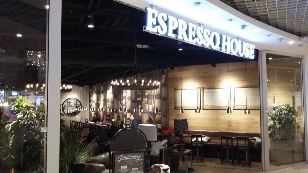 Utsatt för bedrägeri. Två män lyckades växla till sig 400 kronor för mycket från Espresso House under tisdagskvällen. Brottet rubriceras som bedrägeri.