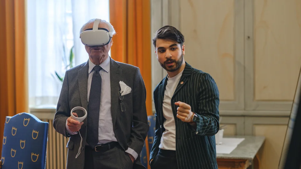 Kungen fick testa Locker Room Talks Virtual Realityutbildning och instrueras av Shanga Aziz.