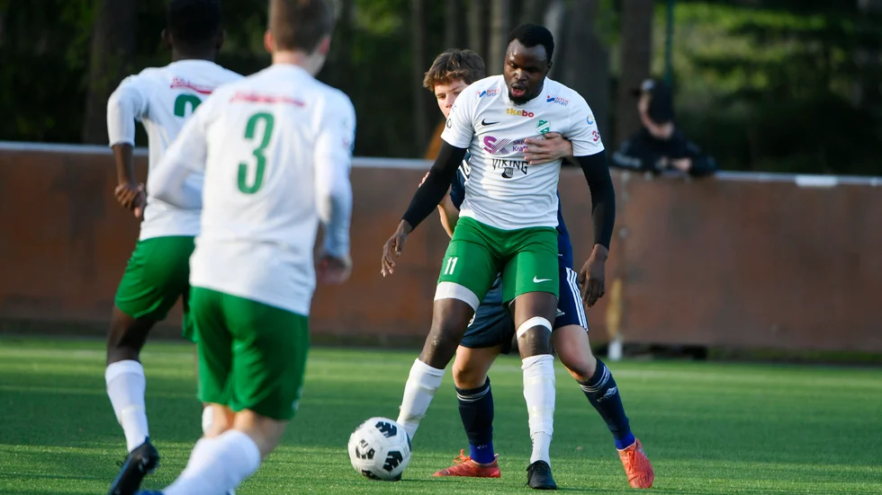 Oumar Traore stod för ett av fyra mål när Morön tog en viktig vinst mor Röbäck.