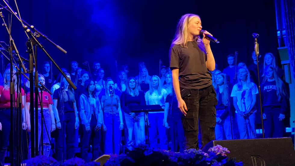 Wiktoria repeterade med eleverna i Katrineholms musikklasser under fredagen inför kvällens konsert i Tallåsaulan. 