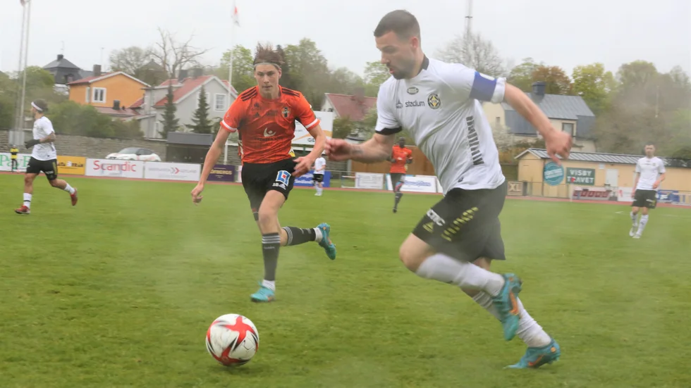 Ossian Ogestad i FC Gute försöker hänga med när Skiljebos vasse ytter Stefan Stojanovic drar fram. Gästerna vann stort.