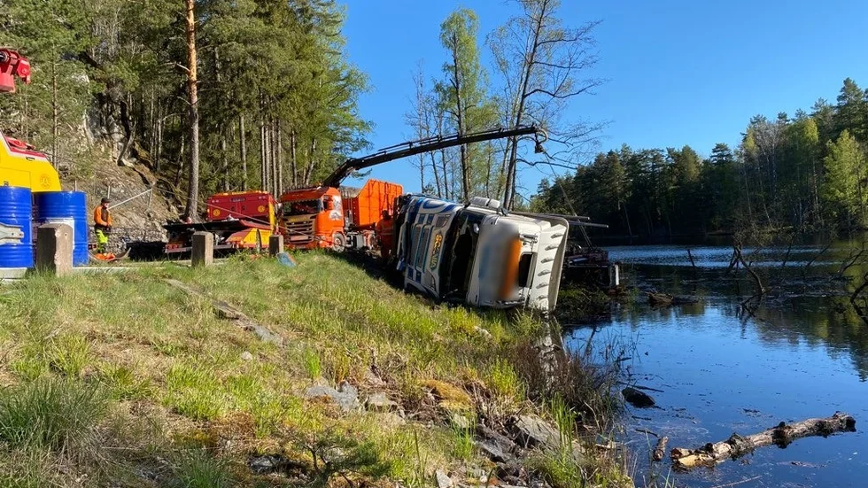Timmerbilen bärgas på onsdagsmorgonen efter olyckan på sena tisdagskvällen.