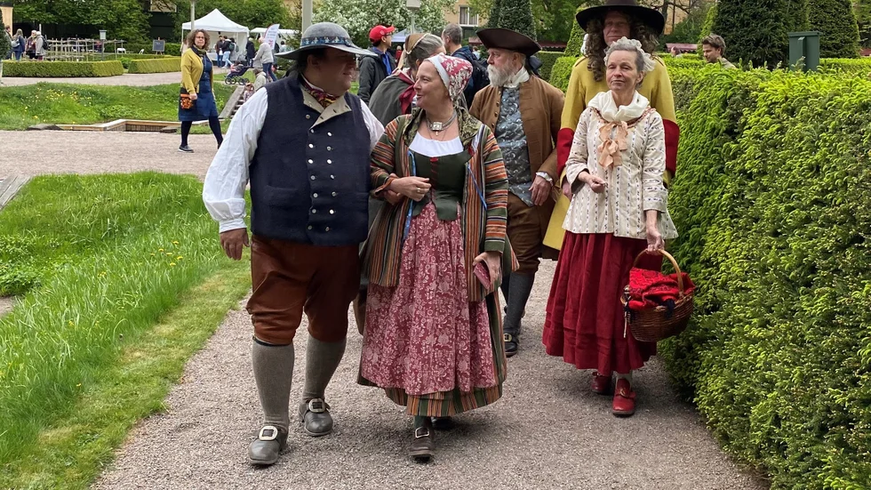 På promenad i 1700-talskläder av vardagssnitt på Carl von Linnés trädgårdsfest på lördagen.