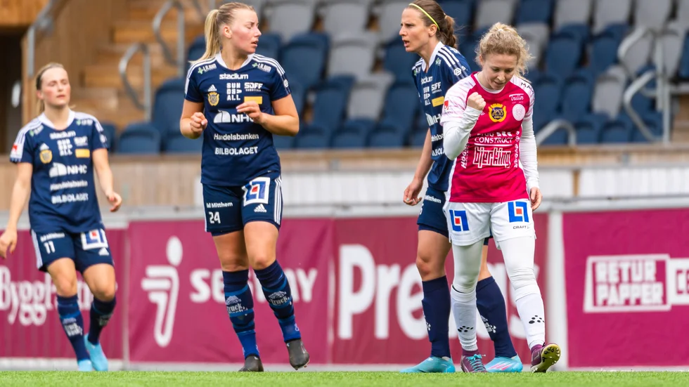 Nicole Robertson gjorde hattrick när Uppsala vann med 8-1.